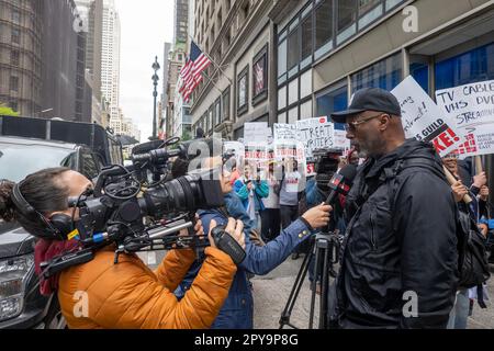 La copertura della stampa è alta per la Writers Guild of America's Strike, 2023, New York City, Stati Uniti Foto Stock