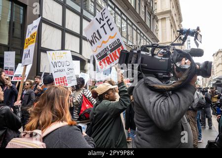 La copertura della stampa è alta per la Writers Guild of America's Strike, 2023, New York City, Stati Uniti Foto Stock