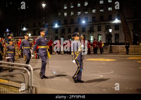 RAF Music Band Marching durante la prova militare notturna per l'incoronazione di Re Carlo III Foto Stock