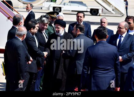 Damasco, Siria. 3rd maggio, 2023. Il presidente iraniano Ebrahim Raisi scuote le mani con i funzionari siriani al suo arrivo all'aeroporto internazionale di Damasco, in Siria, il 3 maggio 2023. Raisi arrivò in Siria mercoledì con i primi ministri, segnando la prima visita di un presidente iraniano dall'inizio della guerra siriana nel 2011, secondo l'agenzia di stampa statale sana. Credit: Ammar Safarjalani/Xinhua/Alamy Live News Foto Stock