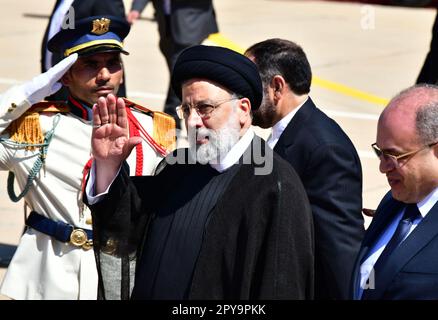 Damasco, Siria. 3rd maggio, 2023. Il presidente iraniano Ebrahim Raisi ondeggia all'arrivo all'aeroporto internazionale di Damasco, in Siria, il 3 maggio 2023. Raisi arrivò in Siria mercoledì con i primi ministri, segnando la prima visita di un presidente iraniano dall'inizio della guerra siriana nel 2011, secondo l'agenzia di stampa statale sana. Credit: Ammar Safarjalani/Xinhua/Alamy Live News Foto Stock