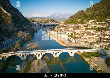 Berati vecchio ponte vista aerea e la città di Berat Foto Stock