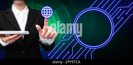 Signora in uniforme tenendo il tablet e premendo il pulsante virtuale. Donna d'affari che porta con sé un interruttore a pressione che mostra le nuove tecnologie futuristiche. Foto Stock
