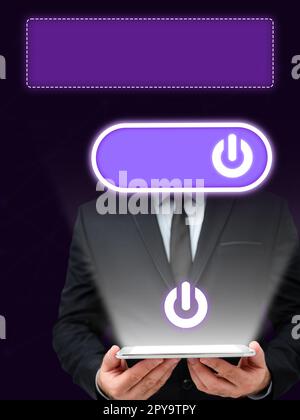 Uomo d'affari con vestito nero in piedi e tenendo il tablet in due mani. Incandescenza proveniente dal display del dispositivo. Immagine di stile futuristico con luce brillante colorata. Design digitale. Foto Stock