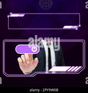 Uomo in costume nero da ufficio in piedi e premendo il pulsante virtuale con il dito. Design digitale futuristico con bagliore colorato. Nuova infrormazione tecnologica. Foto Stock
