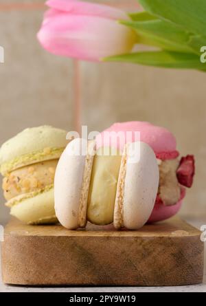 Macaron al forno con sapori diversi sul tavolo, dessert Foto Stock