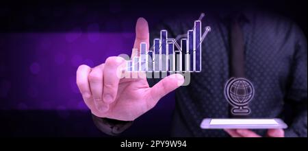 Tuta uomo in ufficio che tiene il telefono cellulare e preme il pulsante virtuale con il dito. Immagine futuristica con bagliore di colore. Textholder contiene informazioni importanti. Foto Stock
