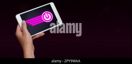 Una mano che tiene Un telefono cellulare e mostra grafica con il digitale su di loro in Un design futuristico. Una persona che riceve informazioni e messaggi importanti. Foto Stock