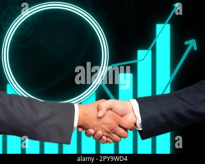 Due uomini in tuta che stringono la mano davanti a uno sfondo futuristico con bagliore colorato. Nuove tecnologie digitali del futuro. La stretta di mano rappresenta un accordo. Foto Stock