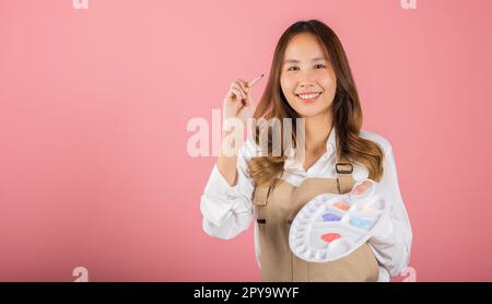 Ritratto giovane artista asiatico donna tenendo pennello e tavolozza di colori Foto Stock