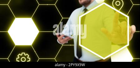 Uomo in ufficio con la camicia che indossa il telefono cellulare. Uomo d'affari che preme il pulsante virtuale con il dito. Sbloccare, accendere. Futuristico bagliore colorato. Foto Stock