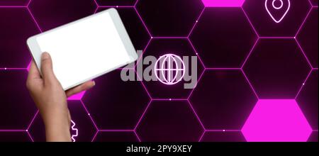 Una mano che tiene Un telefono cellulare e mostra grafica con il digitale su di loro in Un design futuristico. Una persona che riceve informazioni e messaggi importanti. Foto Stock