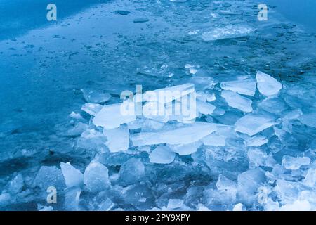 L'acqua ghiacciata sul fiume rompe i detriti Foto Stock