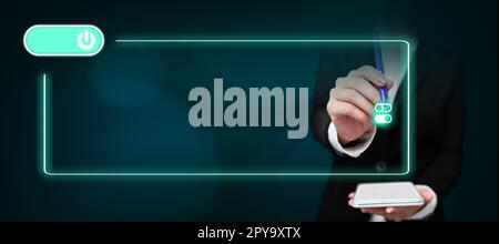 Donna d'affari in piedi con telefono cellulare e penna. Premendo il pulsante virtuale. Icona Lady in Uniform Carry Pad Tapping che mostra le nuove tecnologie futuristiche. Foto Stock