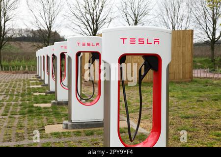 Tesla Supercharger, tecnologia di ricarica rapida a corrente continua da 480 volt per auto elettriche EV. Caricabatterie per auto. Parcheggio Denbies, Surrey, Inghilterra, Regno Unito Foto Stock