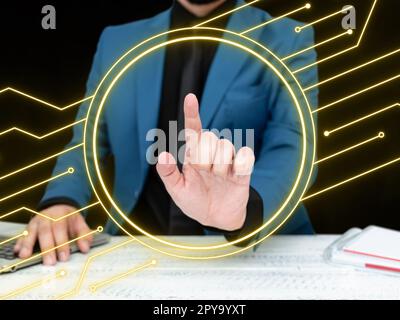 Uomo d'affari in giacca blu seduto al tavolo bianco e premendo il tasto virtuale. Computer portatile in posa sulla scrivania. Immagine di stile futuristico con luce colorata. Foto Stock