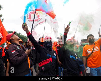 Centro di Giacarta, DKI Jakarta, Indonesia. 1st maggio, 2023. I membri dei lavoratori tengono una manifestazione per commemorare la Giornata internazionale del lavoro a Giacarta, Indonesia, il 1 maggio 2023. Nelle loro azioni, hanno esortato il governo indonesiano a revocare la legge Omnibus sulla creazione di posti di lavoro. (Credit Image: © Kevin Herbian/Pacific Press via ZUMA Press Wire) SOLO PER USO EDITORIALE! Non per USO commerciale! Foto Stock