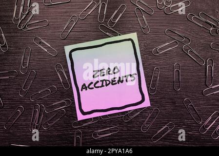 Testo scritto a mano Zero incidenti. Parola scritta su una strategia importante per prevenire gli incidenti sul lavoro Foto Stock