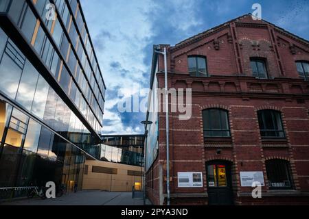 Foto di un Museo Mies van der Rohe aquisgrana e del suo ingresso al crepuscolo ad Aquisgrana, Germania. Il museo Mies van der Rohe è dedicato all'arte contemporanea An Foto Stock