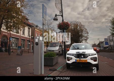 Immagine di un caricabatteria elettronico olandese, una stazione di ricarica per auto elettriche nel centro di Vaals, paesi bassi, Slovenia, utilizzata per il pubblico a pagamento Foto Stock
