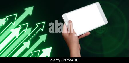 Una mano che tiene Un telefono cellulare e mostra grafica con il digitale su di loro in Un design futuristico. Una persona che riceve informazioni e messaggi importanti. Foto Stock