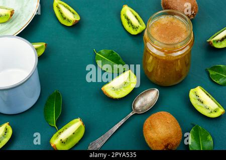 Barattolo di marmellata di kiwi Foto Stock