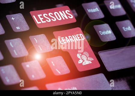 Segno che mostra le lezioni apprese. La vetrina aziendale promuove la condivisione e l'utilizzo delle conoscenze derivanti dall'esperienza Foto Stock