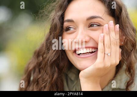 Felice fiencee sorridente che mostra l'anello alla fotocamera Foto Stock