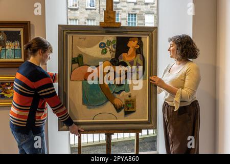 Edimburgo, Regno Unito. 03 maggio 2023 nella foto: L to R due donne alla finestra di Albert Morrocco tenute da Elizabeth Campbell e Ruth Leslie, staff della galleria della Scottish Gallery. Presentando due spettacoli che approfondiscono la mente di coloro che acquistano – arte creata da altri, o soggetti per la propria arte – la Galleria Scozzese riunisce due collezioni private appartenenti al defunto professor Donald Eccleston e al loro ex regista, David Lockhart in the Collector’s Eye. Credit: Notizie dal vivo su Rich Dyson/Alamy Foto Stock