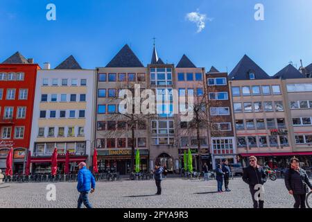 Colonia, Germania - 23 marzo 2023: Alter Markt (vecchio mercato) piazza storica nella Altstadt (città vecchia) è ora il centro della vita notturna con pub e ba Foto Stock