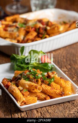 rigatoni gratinati Foto Stock
