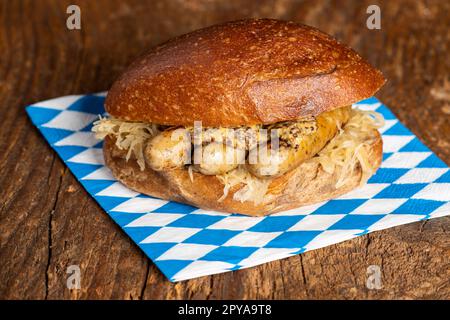 salsicce alla griglia in un panino Foto Stock