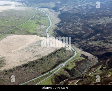 Veduta aerea del A628 Woodhead Pass una strada principale che attraversa Pennines tra Manchester e Sheffield, questo tratto di strada è vicino a Longdendale Foto Stock