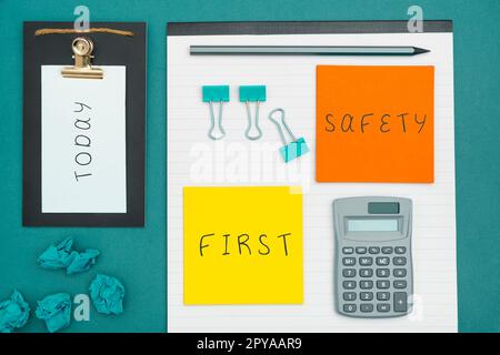 Didascalia di testo che presenta prima la sicurezza. Idea di business evitare qualsiasi rischio inutile vivere in modo sicuro prestare attenzione Foto Stock