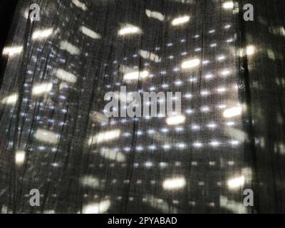 Pezzo di stoffa nera in primo piano con luce che brilla attraverso Foto  stock - Alamy