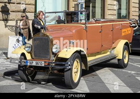 Veicolo Vintage Tour a Praga Foto Stock