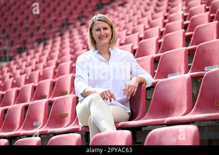 Colonia, Germania. 03rd maggio, 2023. Calcio: DFB Cup, finale, donne, Sonja fuss, campione mondiale ed europeo si siede nello stadio RheinEnergieStadion. Il 18 maggio VfL Wolfsburg e SC Freiburg suoneranno la finale della DFB Cup for Women a Colonia. Credit: Federico Gambarini/dpa/Alamy Live News Foto Stock