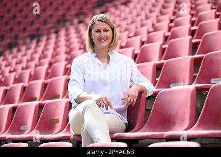 Colonia, Germania. 03rd maggio, 2023. Calcio: DFB Cup, finale, donne, Sonja fuss, campione mondiale ed europeo si siede nello stadio RheinEnergieStadion. Il 18 maggio VfL Wolfsburg e SC Freiburg suoneranno la finale della DFB Cup for Women a Colonia. Credit: Federico Gambarini/dpa/Alamy Live News Foto Stock