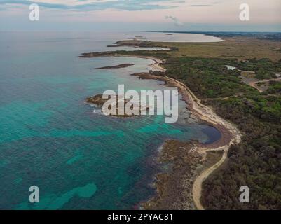 Zenith vista del mare intorno a Torre Guaceto in Puglia, Italia. Lo shot esalta gli strati della morfologia del terreno e i colori dell'Europa Foto Stock