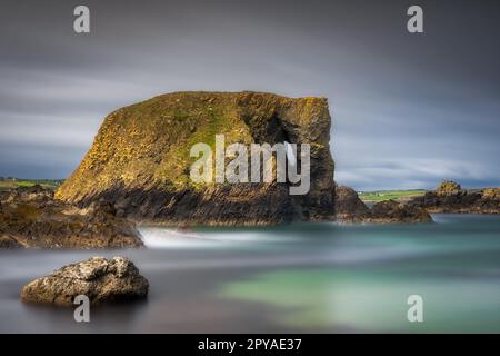 Elefante roccia a lunga esposizione con acqua e cielo offuscati, Irlanda del Nord Foto Stock