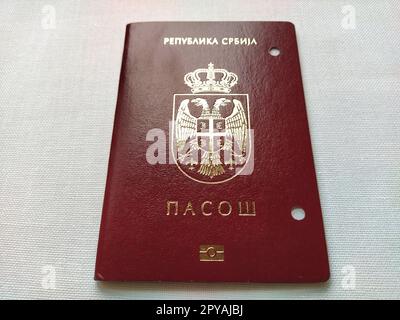 Belgrado, Serbia, 29 novembre 2020. Iscrizione - passaporto della Repubblica di Serbia. Documento d'identità di un cittadino serbo. Nuovo passaporto biometrico con fori forati. Documento scaduto non valido Foto Stock