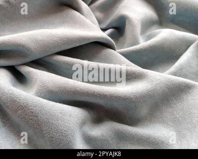 Tessuto per tende trasparente. Splendido colore grigio-blu. Velluto morbido con pila. Il materiale della tenda viene piegato e stropicciato con cautela su una superficie orizzontale. Campione di tessuto. Opzione di design degli interni Foto Stock