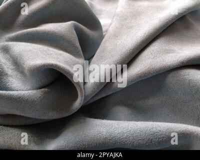 Tessuto per tende trasparente. Splendido colore grigio-blu. Velluto morbido con pila. Il materiale della tenda viene piegato e stropicciato con cautela su una superficie orizzontale. Campione di tessuto. Opzione di design degli interni Foto Stock