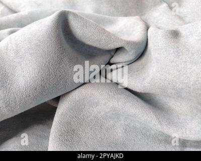 Tessuto per tende trasparente. Splendido colore grigio-blu. Velluto morbido con pila. Il materiale della tenda viene piegato e stropicciato con cautela su una superficie orizzontale. Campione di tessuto. Opzione di design degli interni Foto Stock