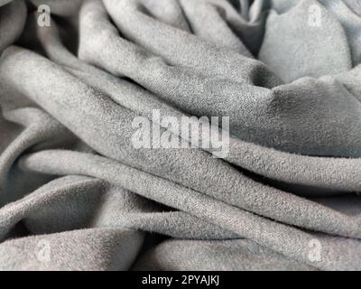 Tessuto per tende trasparente. Splendido colore grigio-blu. Velluto morbido con pila. Il materiale della tenda viene piegato e stropicciato con cautela su una superficie orizzontale. Campione di tessuto. Opzione di design degli interni Foto Stock