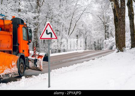 Inverno - spazzaneve che rimuove la neve da una strada Foto Stock