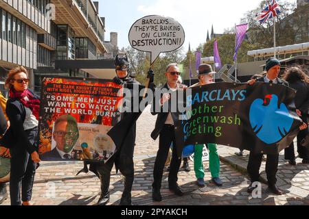 Londra, Inghilterra, Regno Unito 3rd maggio 2023 manifestanti provenienti da gruppi misti di clima e diritti umani, tra cui la rivolta di estinzione, Fossil Free London e Free Palestine Disrupt Barclays AGM. I membri del Coro del clima sono entrati nell'AGM dove hanno tenuto i lavori, mentre i manifestanti vestiti come Batman e il Joker hanno tenuto gli striscioni fuori. Foto Stock