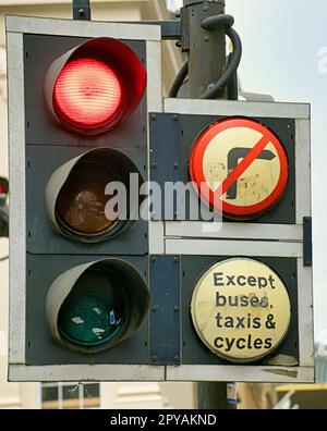 al semaforo rosso non gira a destra tranne che per i taxi e le biciclette Foto Stock