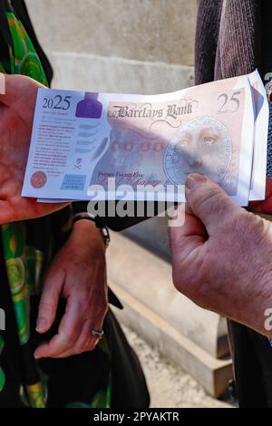 Londra, Inghilterra, Regno Unito 3rd maggio 2023 manifestanti provenienti da gruppi misti di clima e diritti umani, tra cui la rivolta di estinzione, Fossil Free London e Free Palestine Disrupt Barclays AGM. I membri del Coro del clima sono entrati nell'AGM dove hanno tenuto i lavori, mentre i manifestanti vestiti come Batman e il Joker hanno tenuto gli striscioni fuori. Foto Stock