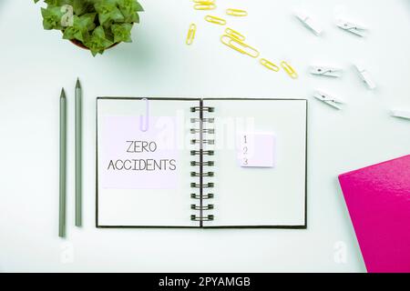 Testo scritto a mano Zero incidenti. Parola scritta su una strategia importante per prevenire gli incidenti sul lavoro Foto Stock